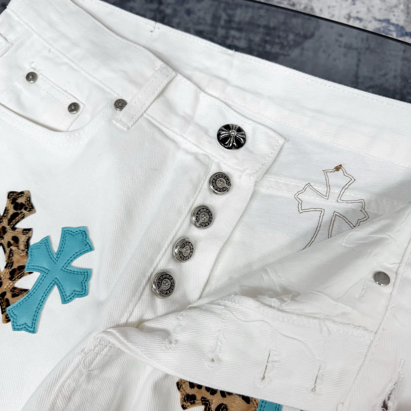 P250 Chrome Hearts 25SS white pants with three-color leopard print blue leather jeans. Chrome Hearts’ pants with the most popular colors are made of beaded canvas fabric. Heavy washing makes the upper body of the fabric more textured and the pants are tall and straight! The three-dimensional cutting of the whole trousers is a masterpiece! The hardware is customized by zp. The beaded canvas fabric is thick and soft after being washed. It has good breathability. Customized small leather label. Unique design. The details are simple and elegant, and the workmanship is exquisite. The whole trousers are neatly routed and the details are in place! It’s so cool that both men and women can easily control the genderless trend! Size: 28/30/32/34 Waist: 73/78/83/88 Sitting: 99/104/109/114 Pants length: 102/104/106/108